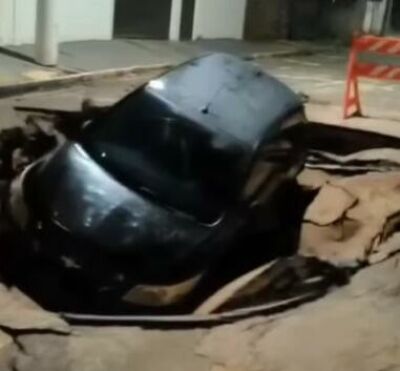 Imagem da notícia Vídeo: carro cai em cratera após fortes chuvas em Coxim